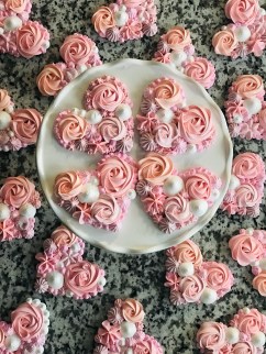 heart shaped merigues